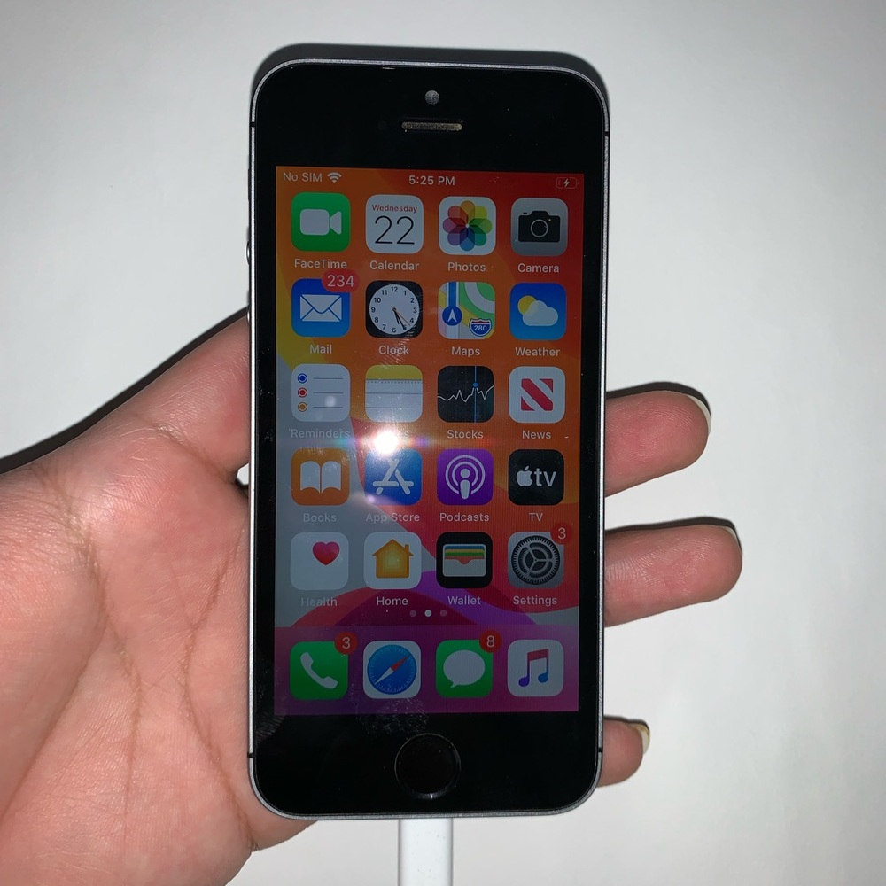 Like New iPhone SE Unlocked 64GB in Space Gray (iPhone for sale)